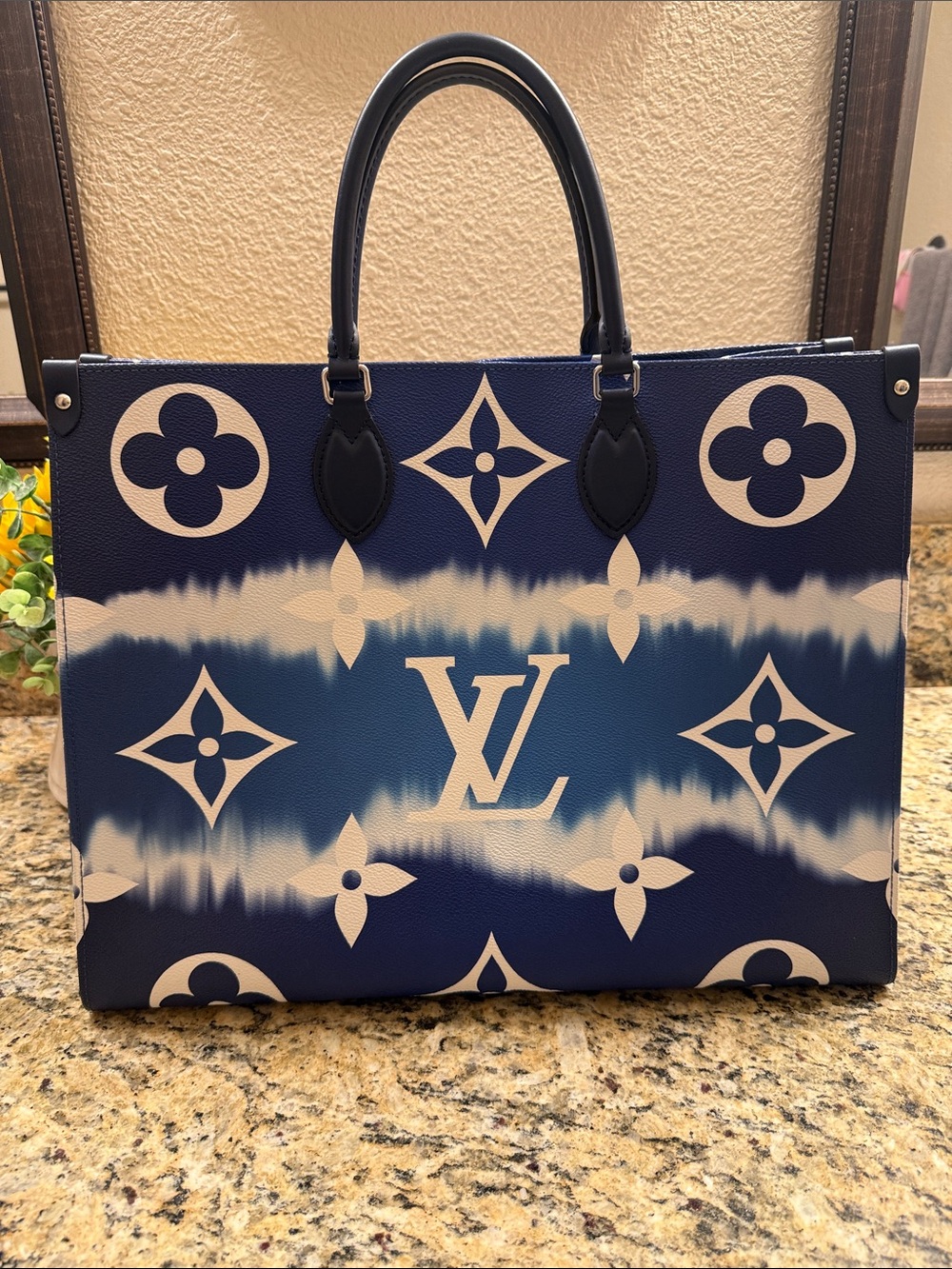 Like new!! Louis Vuitton Blue On The Go GM size.  Blue “by the pool” color